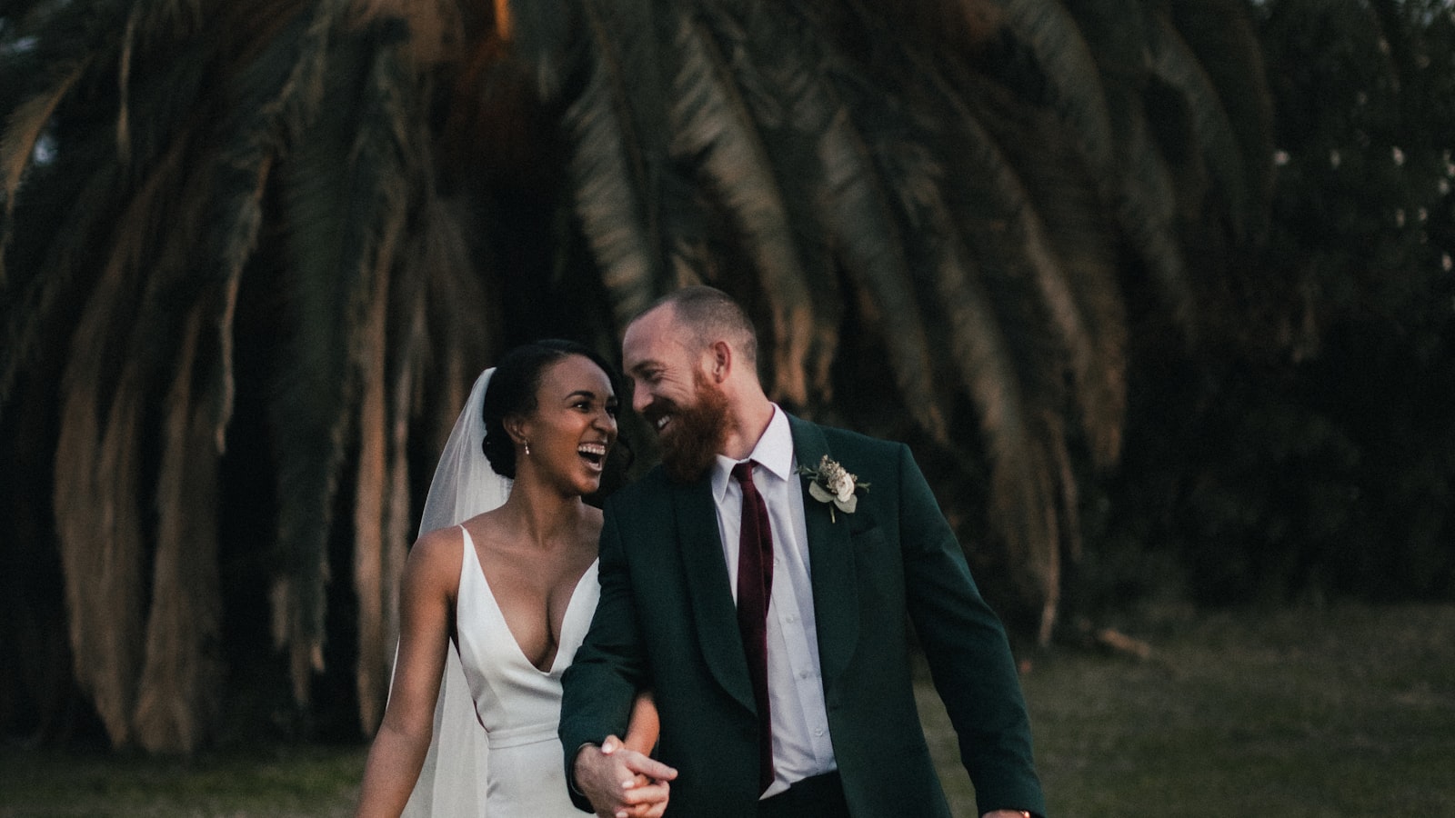 Fotógrafos cobrindo casamento com câmeras em evento