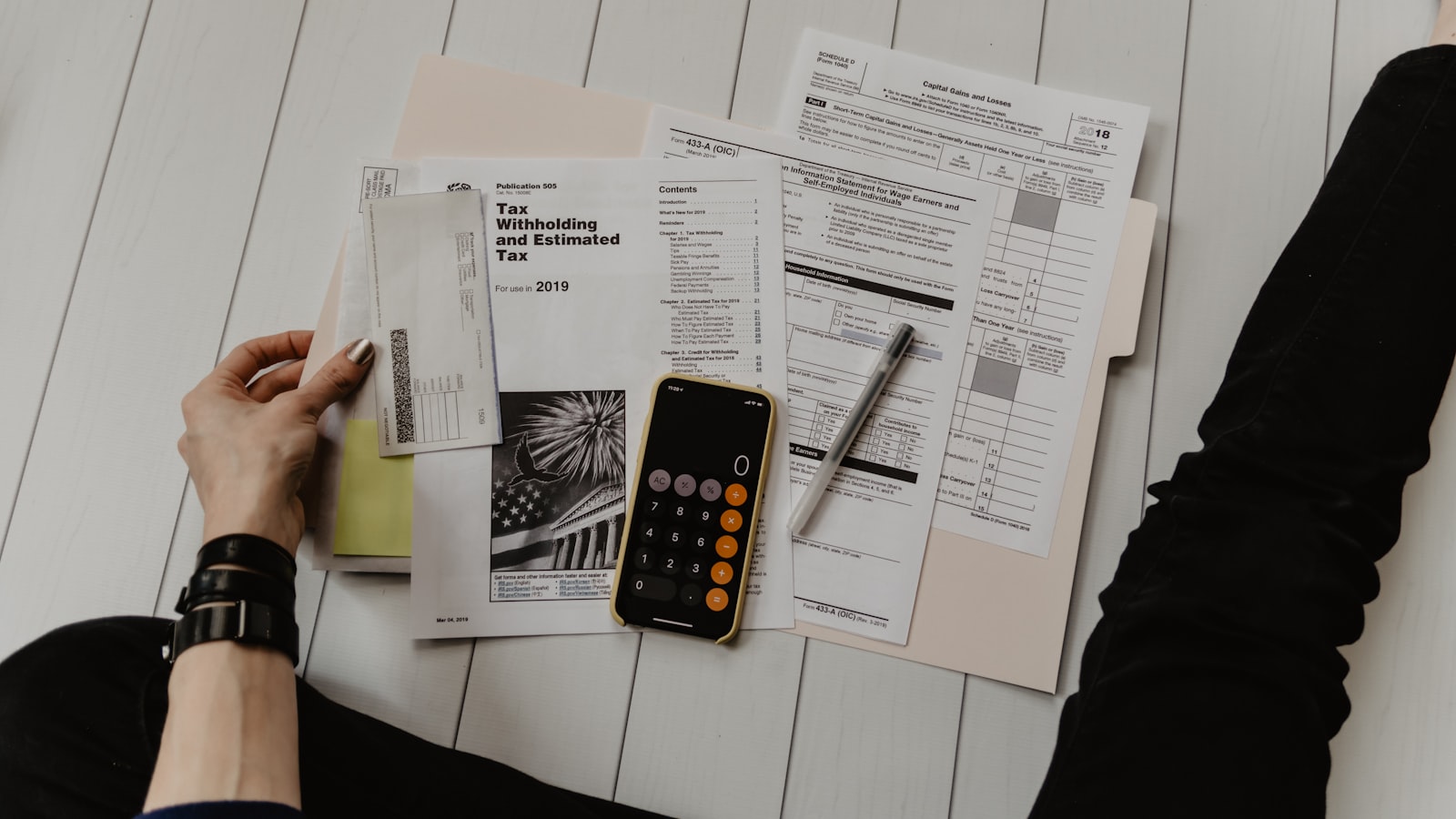Controle financeiro com calculadora, notas e planilha na mesa