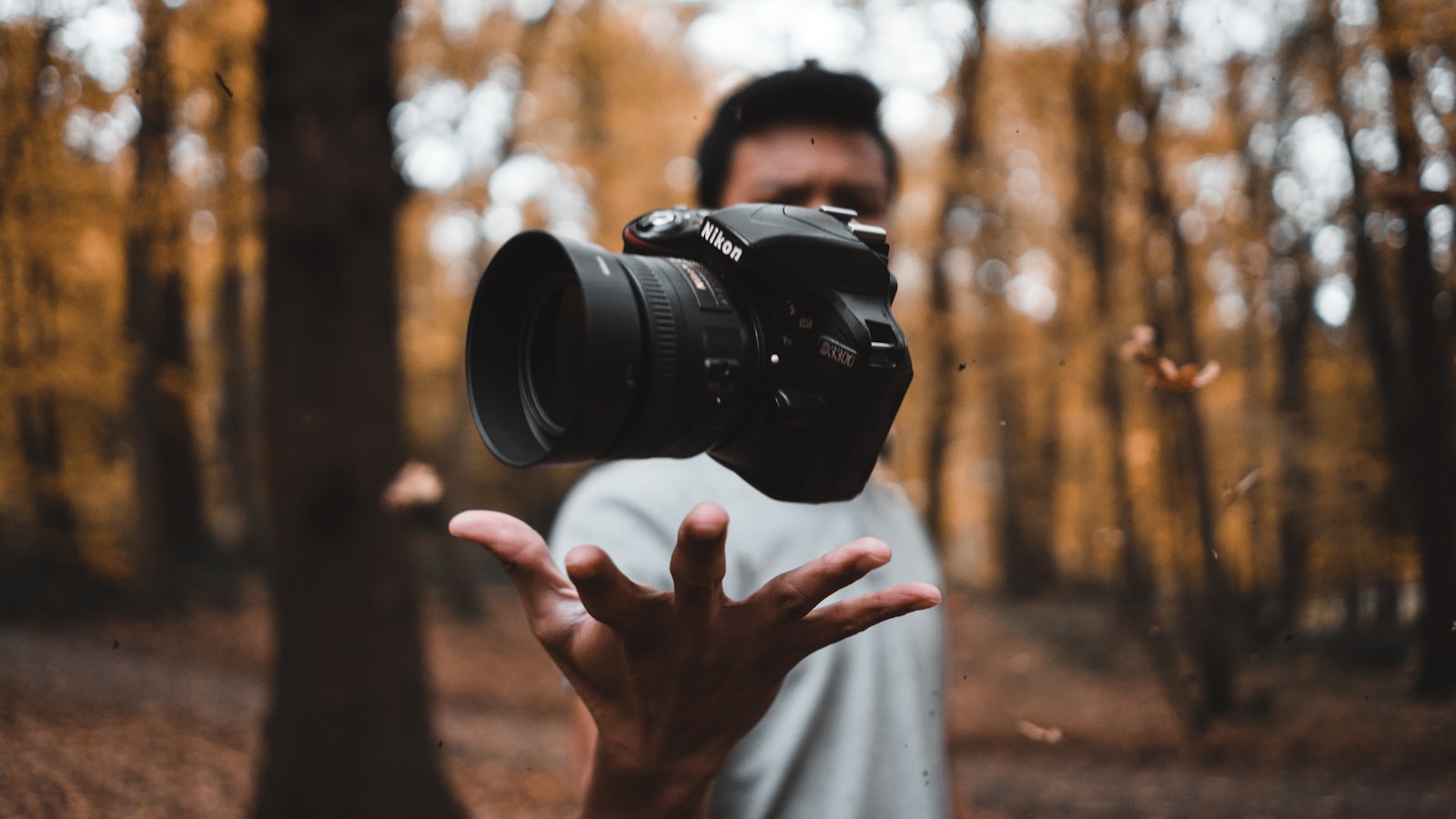 Fotógrafo em início de carreira fotografando ao ar livre