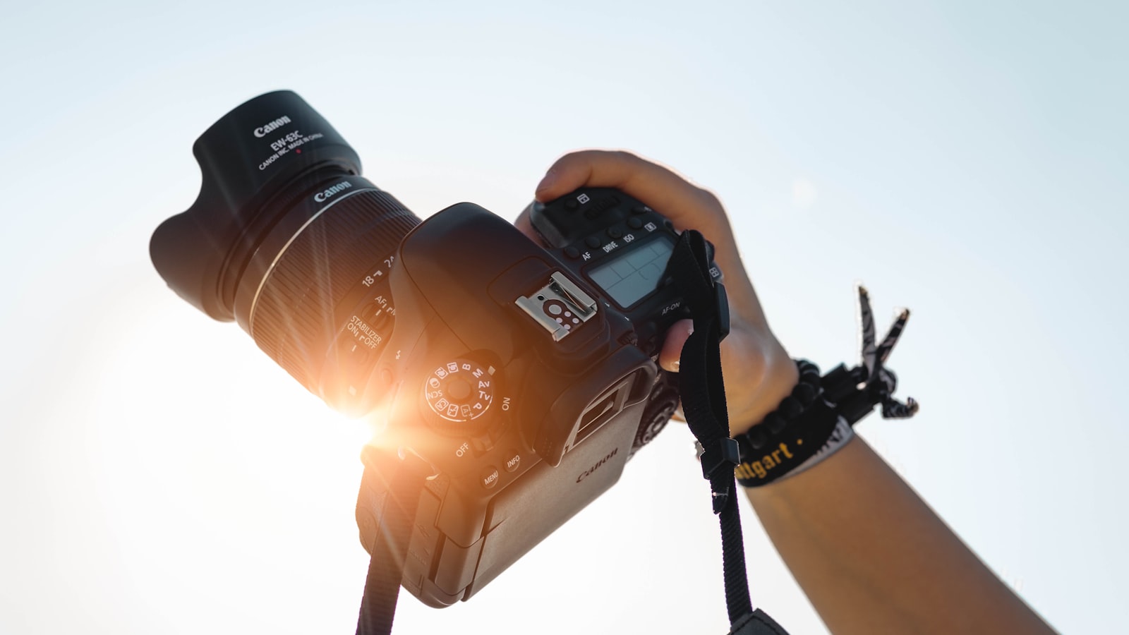 Fotógrafo em ação ao ar livre: o clique é só uma parte do trabalho