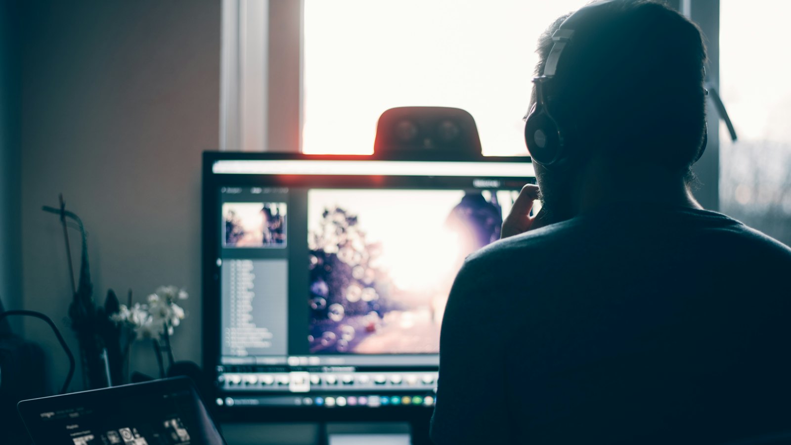 Tela de computador com uma fotografia aberta num programa de edição, representando o fluxo de trabalho digital que substituiu o laboratório químico