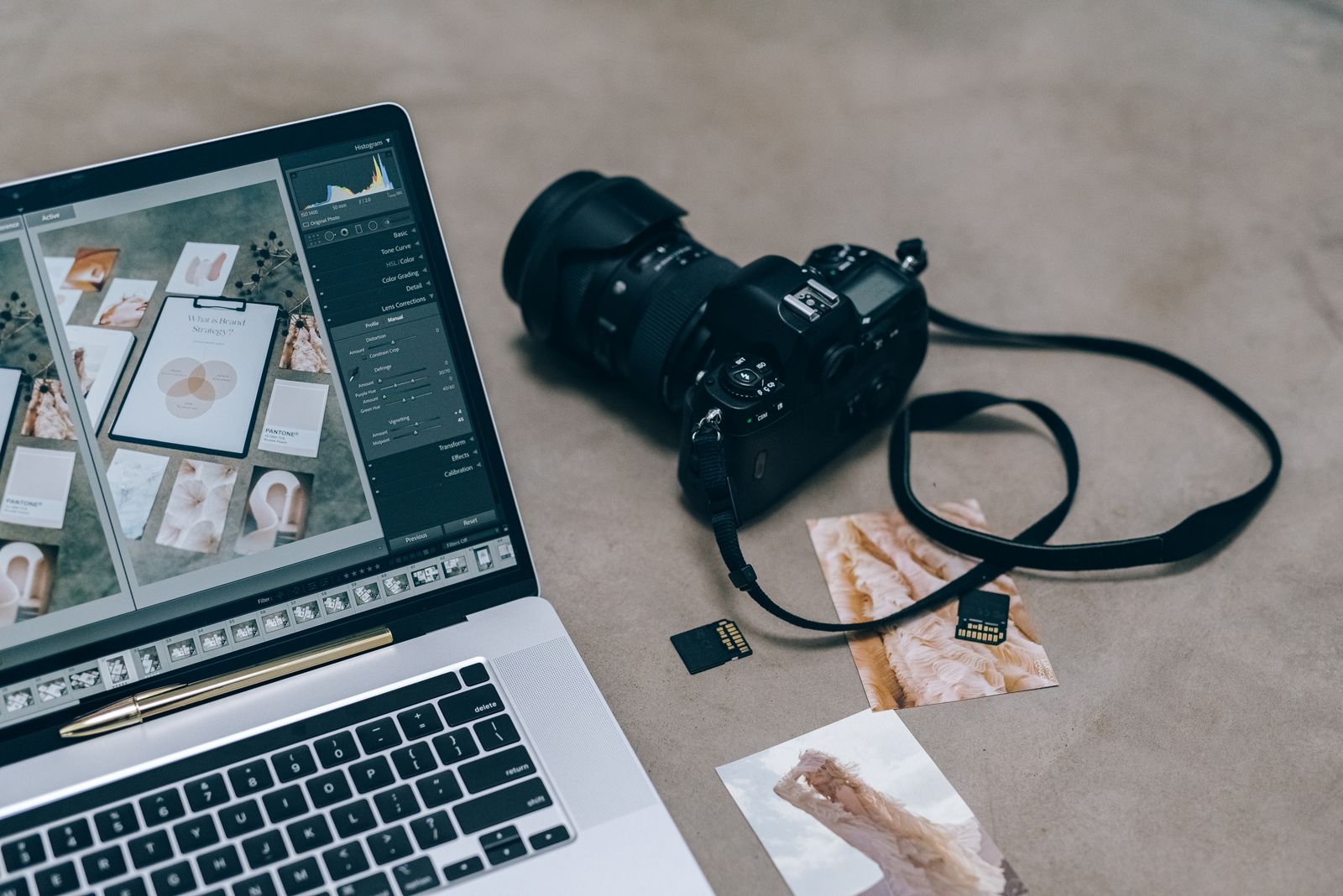 O prazo real é o tempo de edição por etapa, somado com folga, não o tempo que o trabalho levaria se fosse o único da fila Notebook com software de edição aberto ao lado de uma câmera, cartões de memória e fotos impressas sobre a mesa
