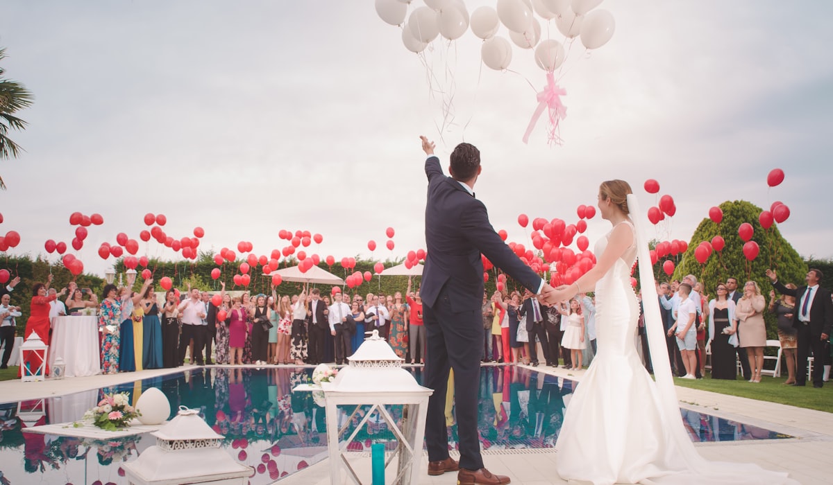 Definir função evita duas pessoas fotografando a mesma coisa e ninguém cobrindo o resto Cobertura de casamento com convidados e momentos paralelos: segundo fotógrafo existe para cobrir o que o principal não alcança