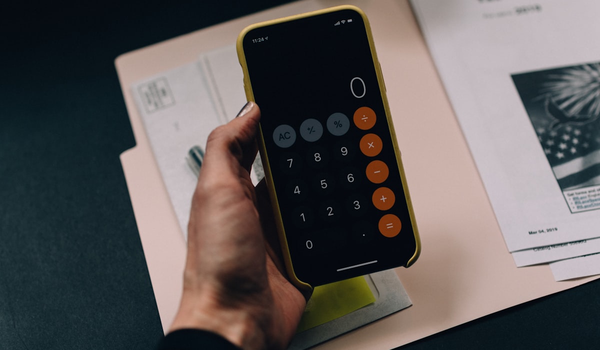 Calculadora e papéis de contas: controle financeiro de verdade, não dashboard genérico